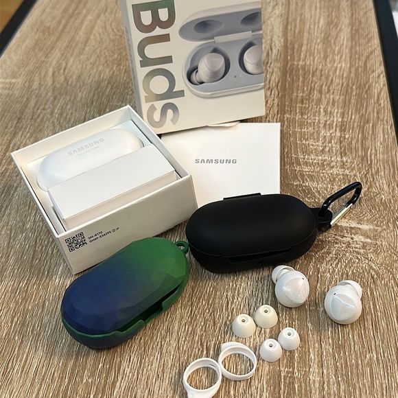 Samsung Galaxy Buds (White) Charging Case, 2x Cases, Bonus Wired Earbuds - Picture 1 of 15